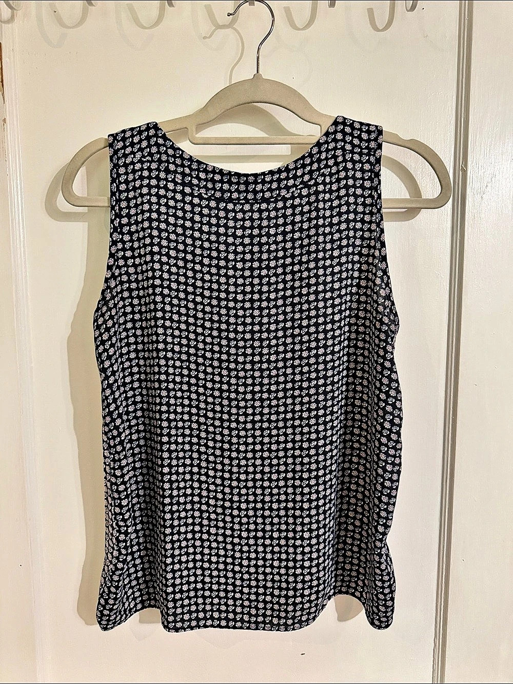 LOFT Floral Sleeveless Blouse in Blue & White Size Small Like New